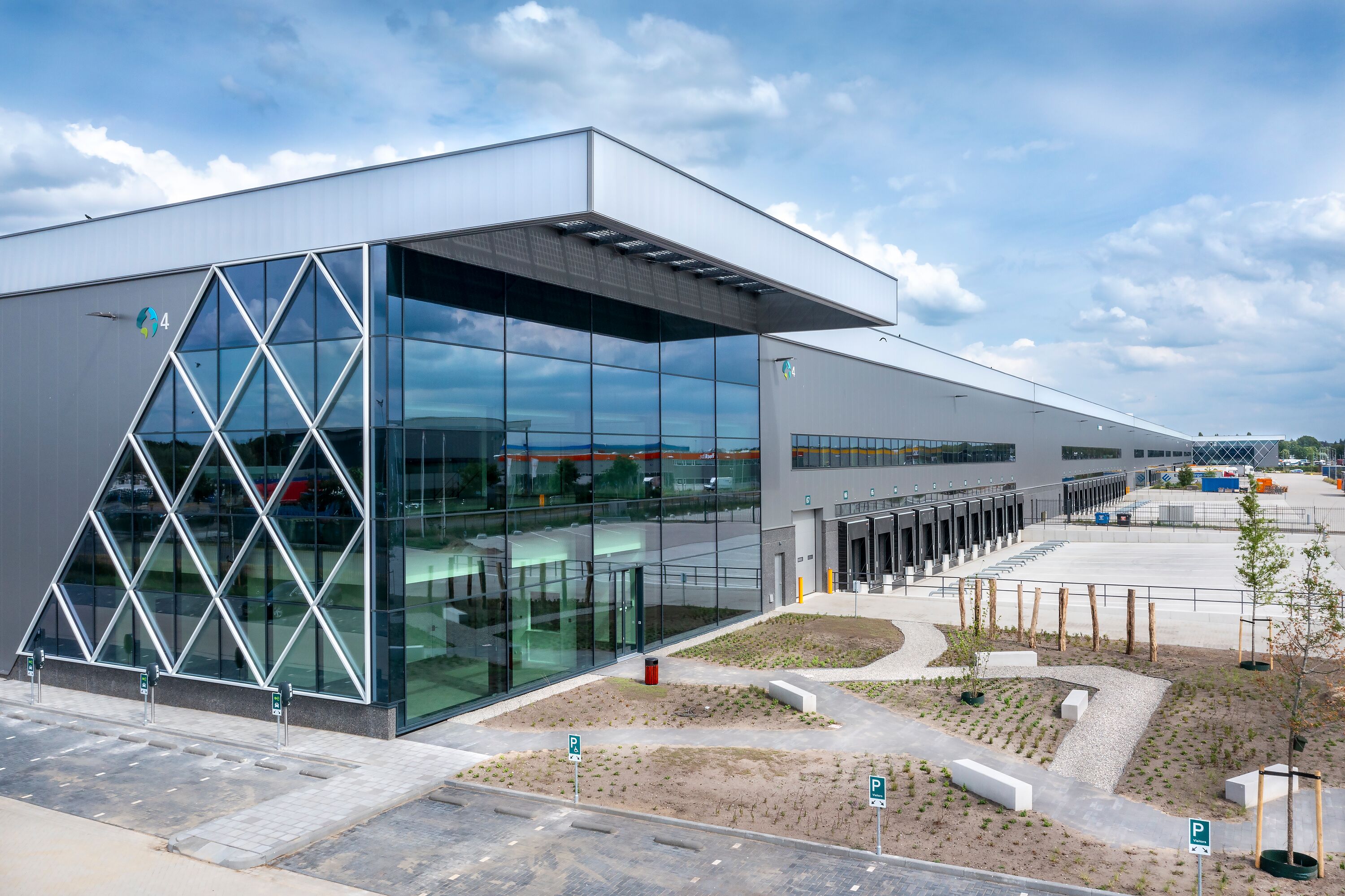 large-eindhoven_dc4_phase_ii.jpg picture of outdoor warehouse
