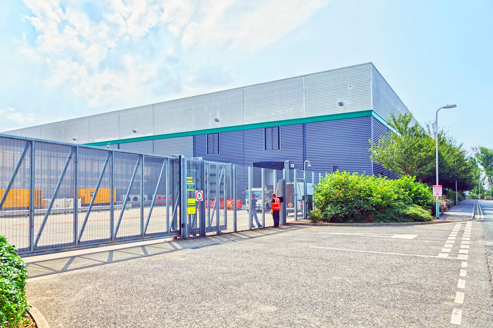 large-heathrow_hayes_25.jpg Warehouse security perimeter